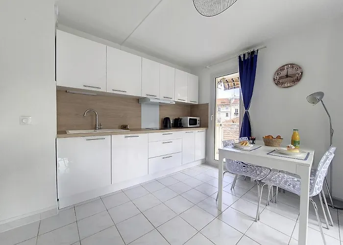 Nestor&jeeves - Vanina - - Close Sea